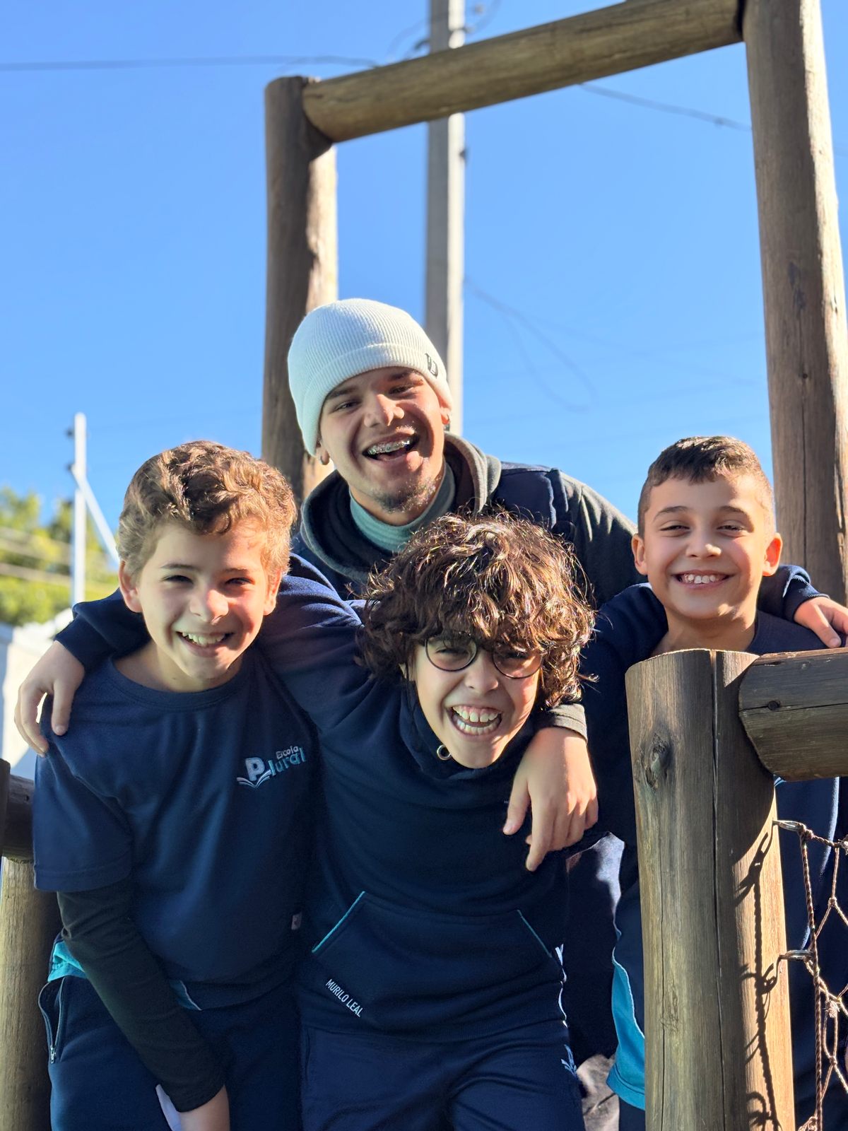 Alunos sorrindo no parque